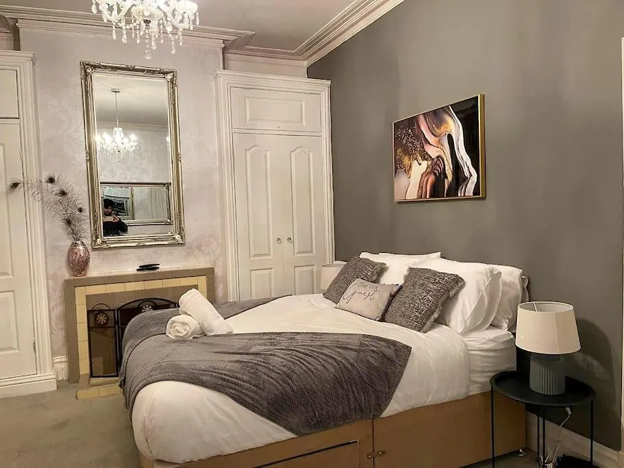 Apartment Redcar - Seafront, 6 Bedrooms, Short Stays